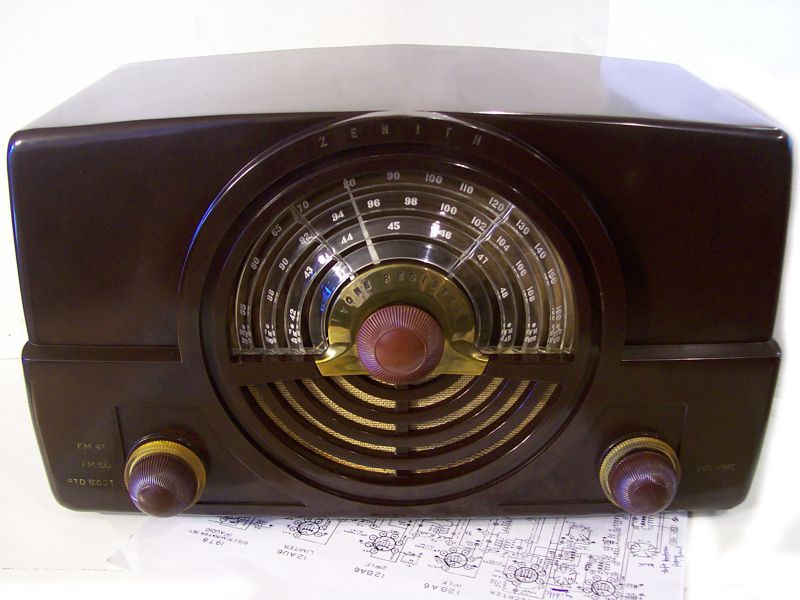 1948 Early Zenith 7H820 Dual FM Band Bakelite Radio